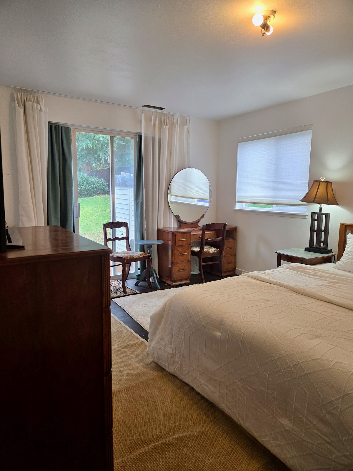 Chumba kikubwa cha kulala na kitanda cha ukubwa wa mfalme