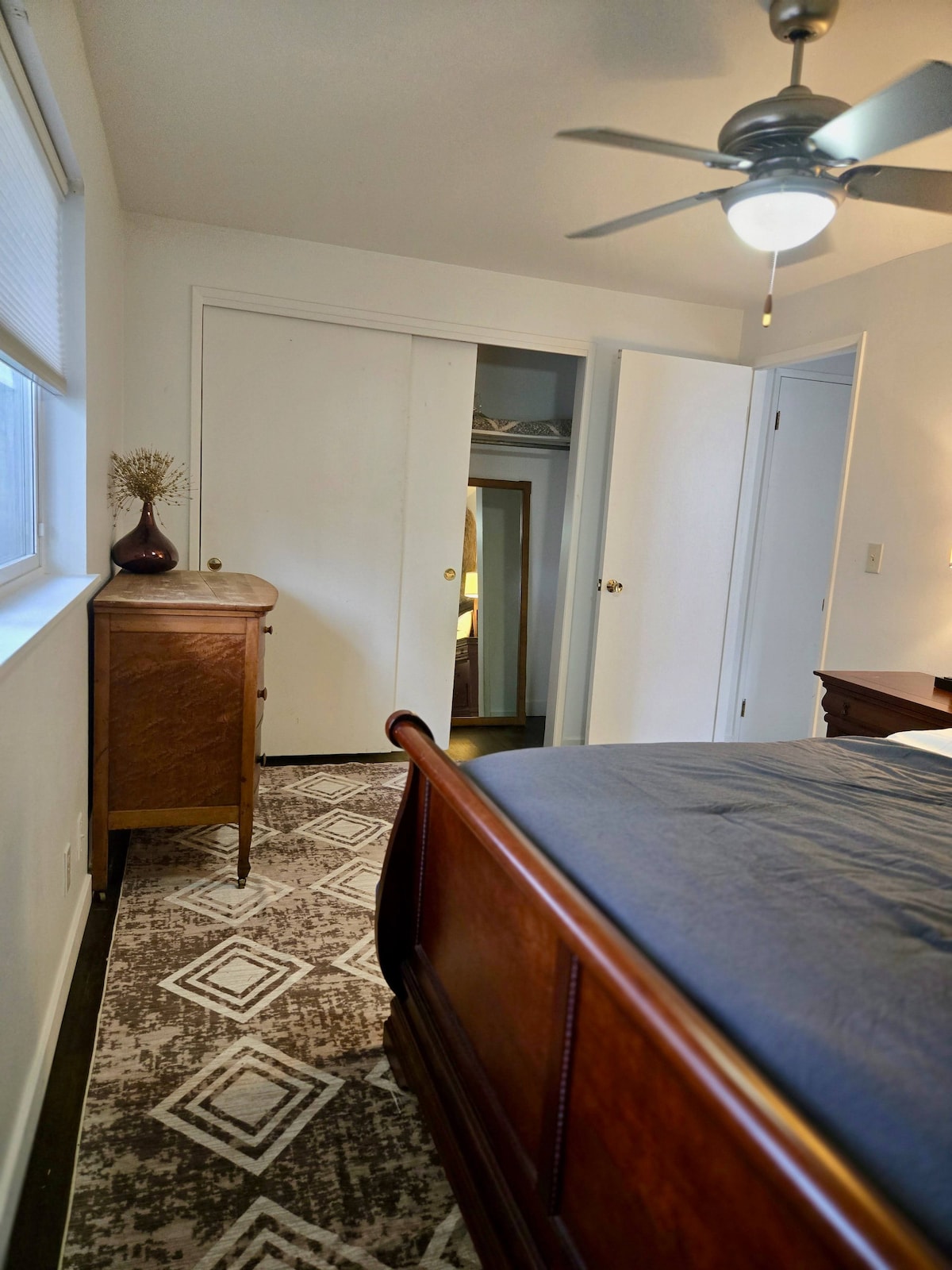 Kitanda aina ya Queen, kabati la kujipambia na televisheni mahiri