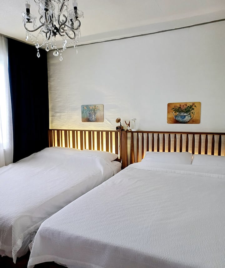 Ich stelle zwei Queensize-Betten auf, damit Freunde oder Familie in einem Zimmer schlafen können. Wenn ich mit meinen Freunden reise, lege ich mich oft bis spät in die Nacht hin und schlafe ein, nachdem ich über Doran Doran gesprochen habe.
Und wir haben ein langes, flauschiges Kissen, das du zwischen das Bett und das Bett legen kannst. Du kannst jetzt mit einem Kind kommen.