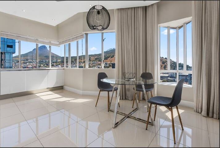 Exquisite 17th floor 2bedroom Penthouse at Pullman gallery image 3