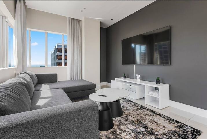 Exquisite 17th floor 2bedroom Penthouse at Pullman gallery image 4