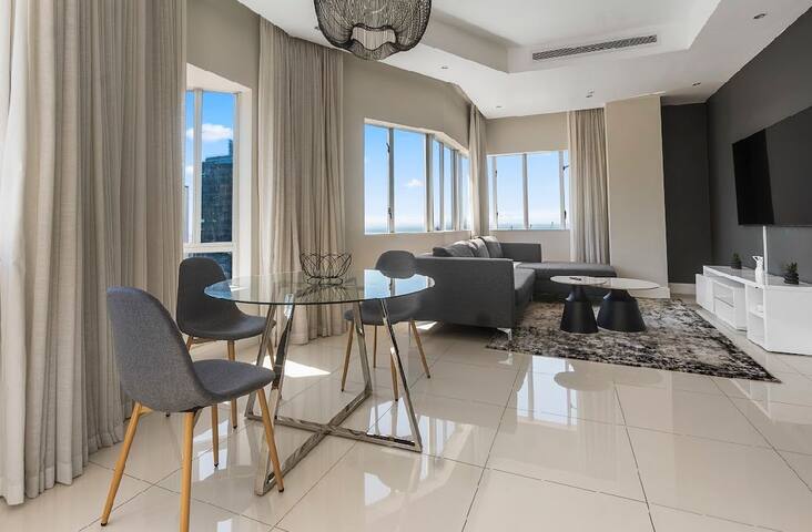 Exquisite 17th floor 2bedroom Penthouse at Pullman gallery image 2