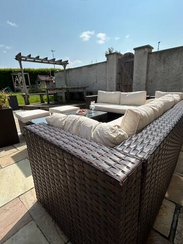 Spacious 5‑Bed Family Home with Garden + Parking gallery image 2