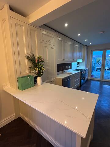 Spacious 5‑Bed Family Home with Garden + Parking gallery image 4