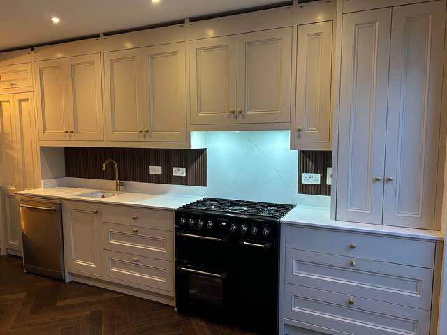 Spacious 5‑Bed Family Home with Garden + Parking gallery image 3