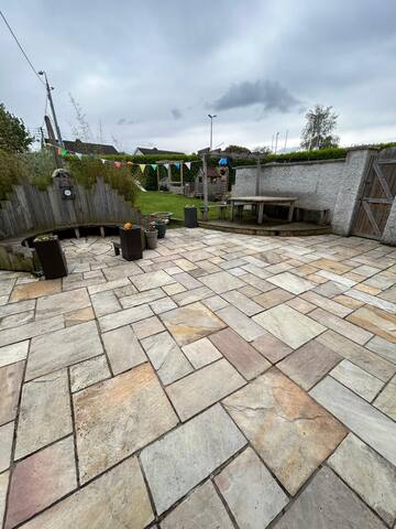 Spacious 5‑Bed Family Home with Garden + Parking gallery image 5