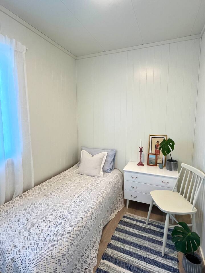 ملاحظة: السرير مبني على الهدف 75 × 185. إذا رغبت في ذلك، يمكن أن يكون مصحوبًا بمرتبة مفردة واحدة وفراش مزدوج قابل للنفخ دون أي رسوم إضافية. 