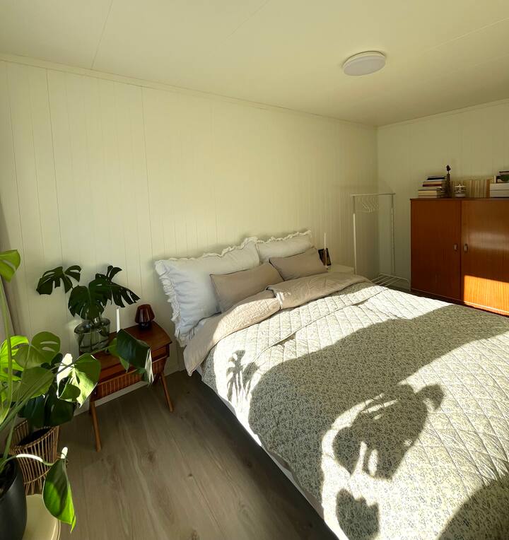 سرير مزدوج 180 × 200. يمكن توفير مرتبتين هوائيتين إضافيتين (واحدة مفردة وواحدة مزدوجة) دون أي رسوم إضافية. 