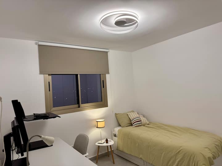 Kitanda cha sofa kinaweza kutolewa hadi mita 1.40 na kina fremu/magodoro 2 yaliyokatwa