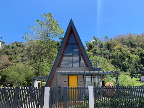 Madria Loft Cabin w/ Jacuzzi, Karaoke, and WiFi