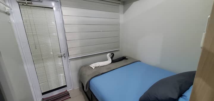 bračni krevet (160 × 200) sa sjenilima za zamračivanje