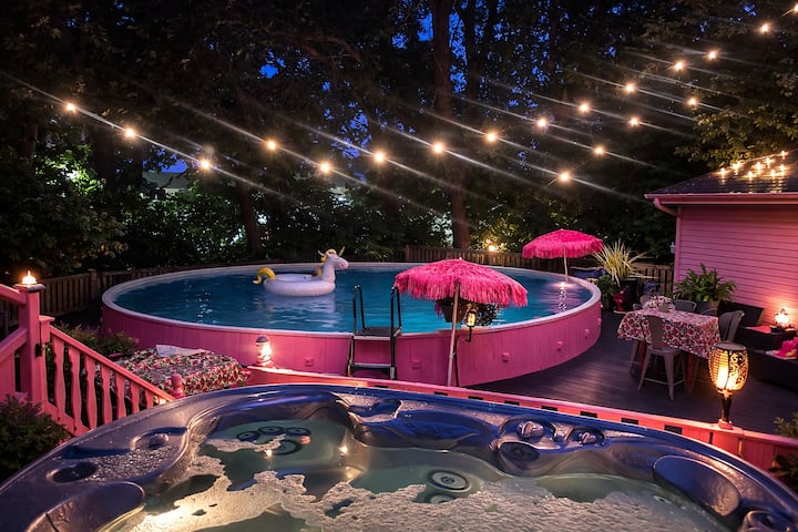 1/2 of the Barbiecore Castle with Hottub - Houses for Rent in