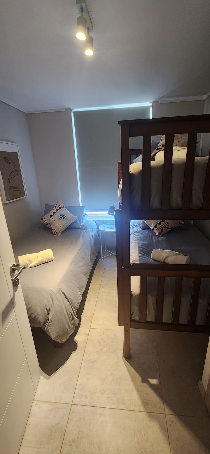 Чаршафи на сите три кревета, перници со прекривки, прекривки, ќебиња, 3 крпи за бањање, 1 достапен плакар.