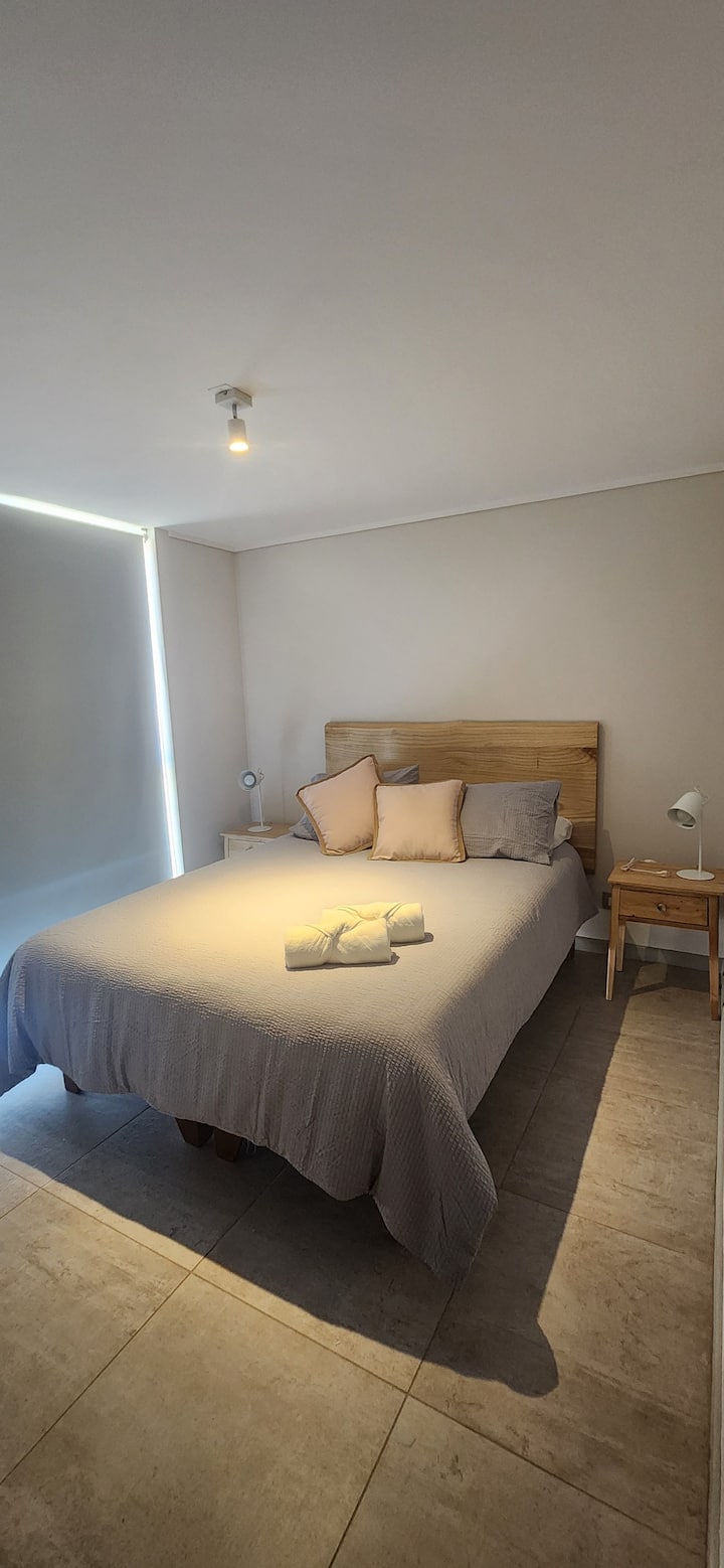 Чаршафи, перници со прекривки, две крпи за бањање, прекривка, дополнителни ќебиња, одење во плакар, приватна бања.