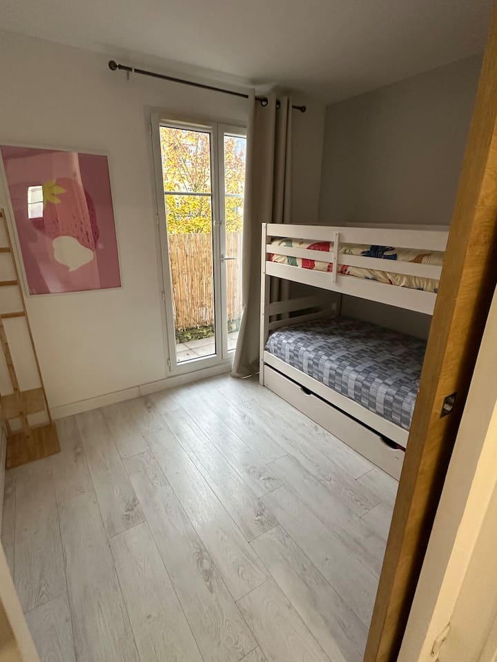 Dhomë me ballkon, 3 krevate teke