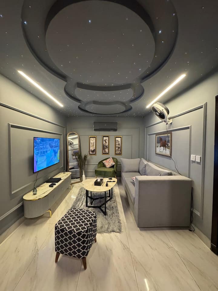 Découvrez le luxe dans notre Starlight-Themed Apartmen, avec un canapé moelleux, une chaise confortable, un tapis moelleux et un grand miroir pour une ambiance esthétique. Profitez d'une télévision TCL Android de 55", d'une console PS4 et d'un Fire Stick  pour vous divertir. 