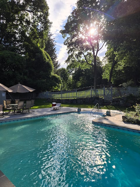 Victorian Farmhouse: Luxury Country Estate w Pool