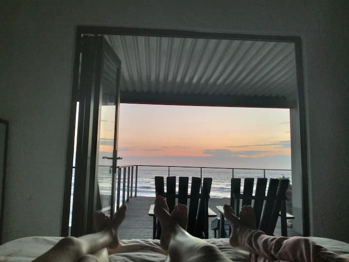 Queen Comfort: svegliati con la luce dell'alba e i sussurri dell'oceano dal tuo letto. Un potente ventilatore a soffitto, lenzuola fresche e armadi generosi invitano a mattinate fresche, pomeriggi a piedi nudi e momenti tranquilli rannicchiati con un libro mentre la marea mormora a pochi passi di distanza. 