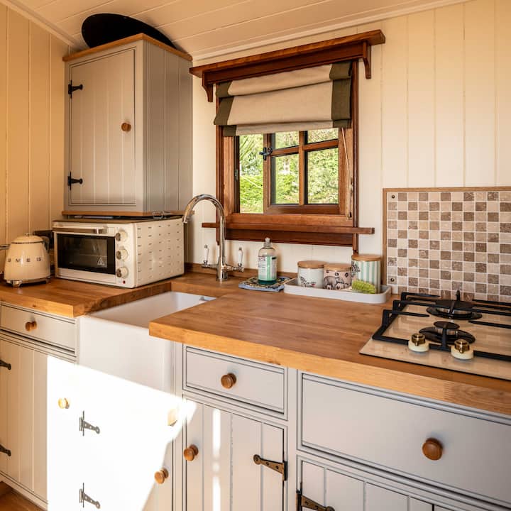 Daisy; Stylish Eco Shepherds Hut/ Sea Views - Isle of Wight