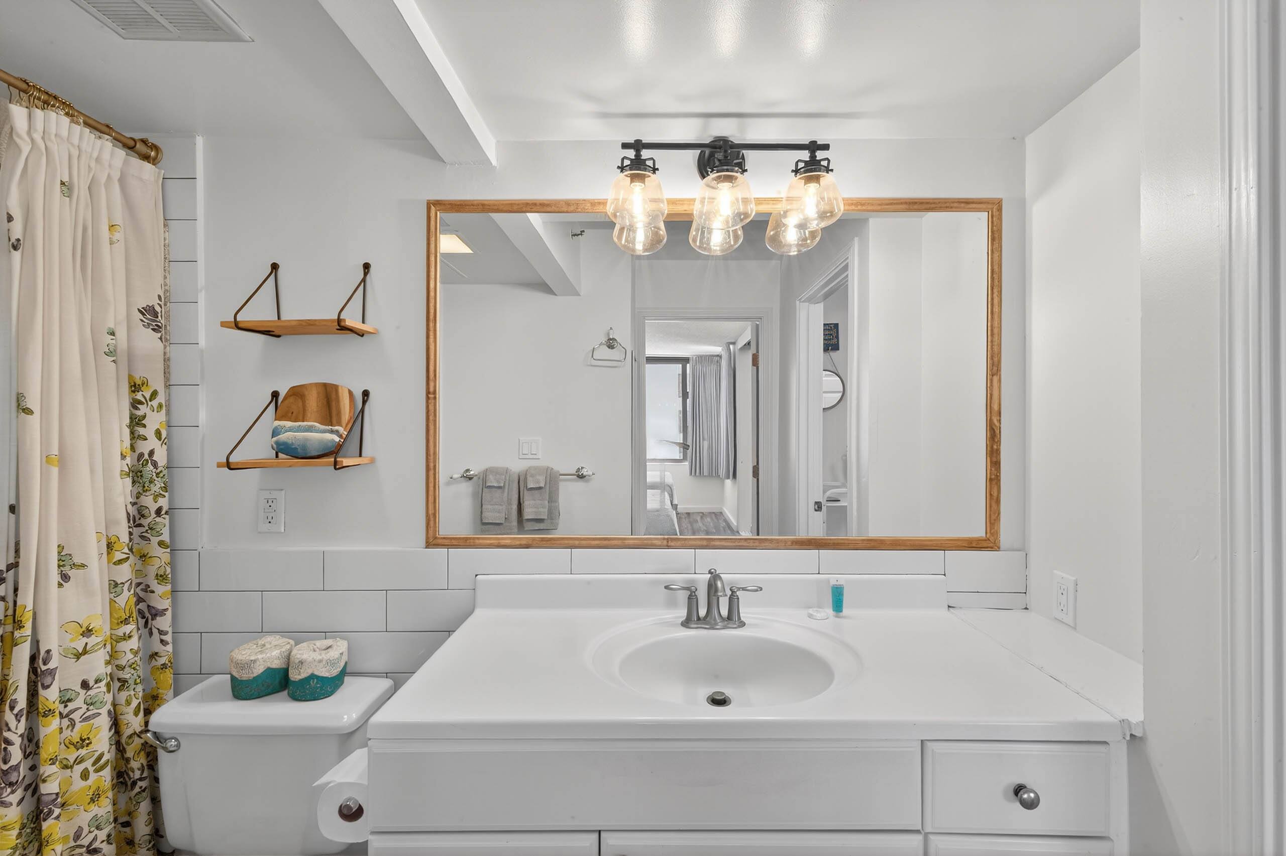 Condo in Honolulu · ★4.69 · 1 bedroom · 3 beds · 1 private bath - Image 18