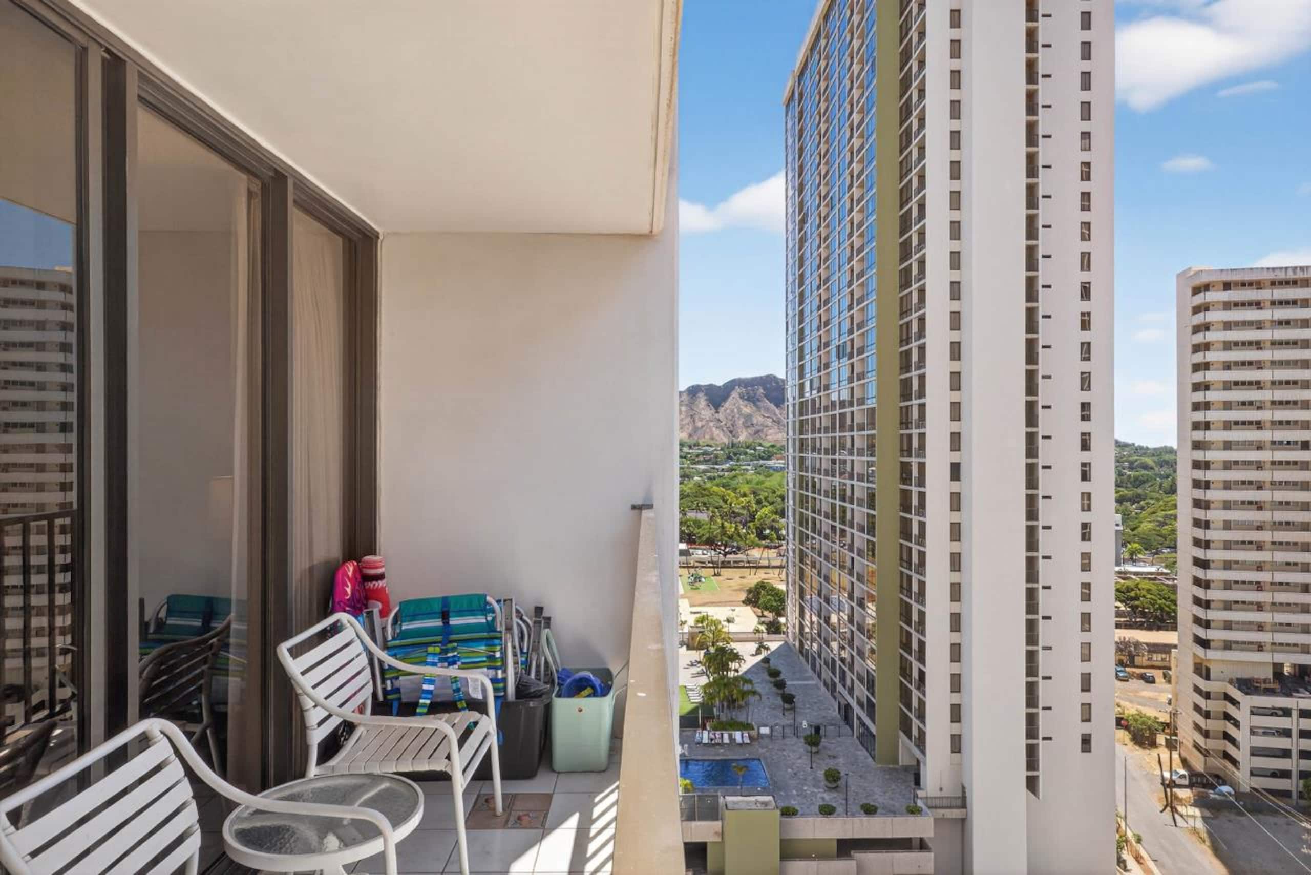 Condo in Honolulu · ★4.69 · 1 bedroom · 3 beds · 1 private bath - Image 21