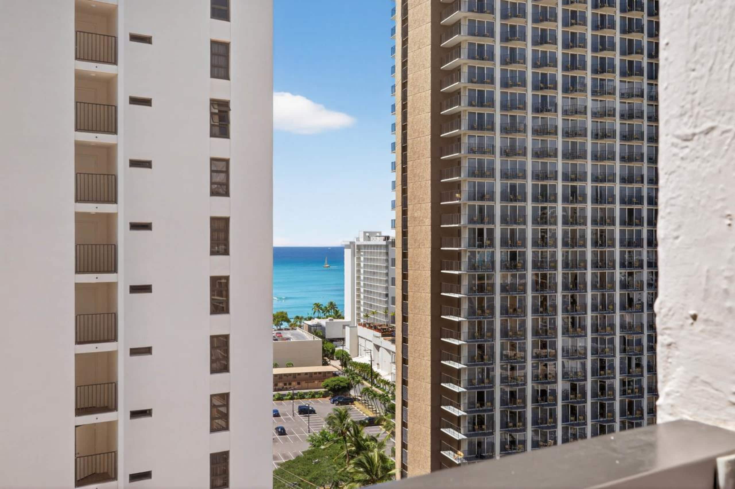 Condo in Honolulu · ★4.69 · 1 bedroom · 3 beds · 1 private bath - Image 23