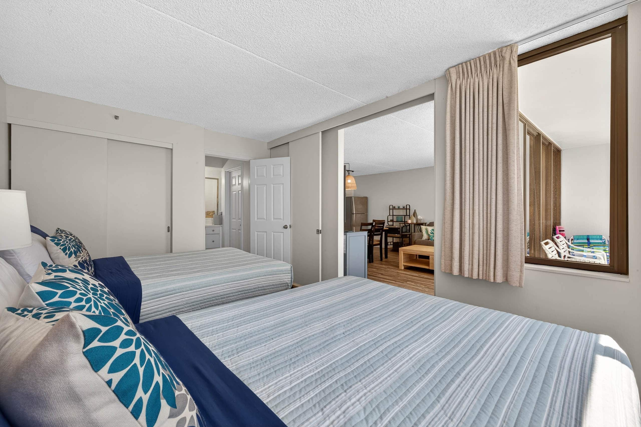Condo in Honolulu · ★4.69 · 1 bedroom · 3 beds · 1 private bath - Image 12