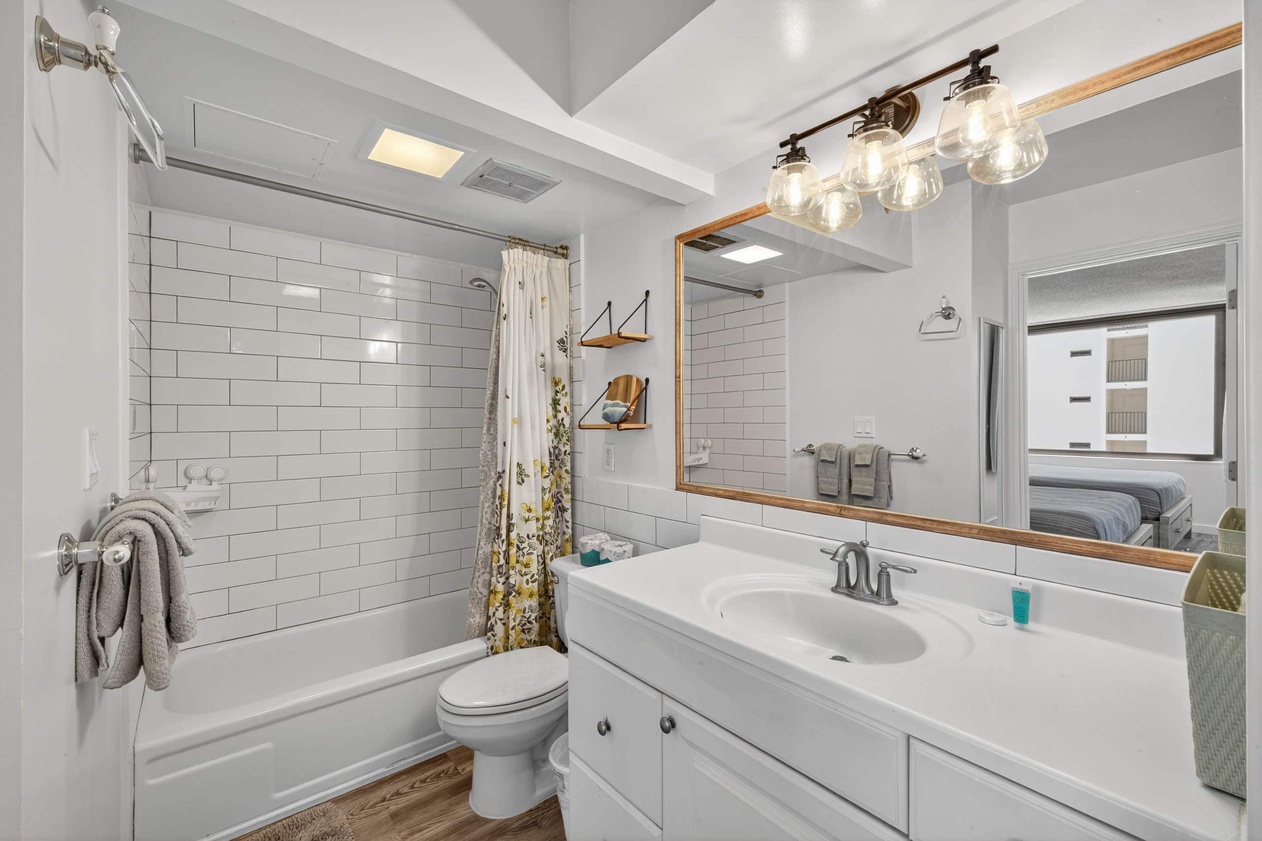 Condo in Honolulu · ★4.69 · 1 bedroom · 3 beds · 1 private bath - Image 19