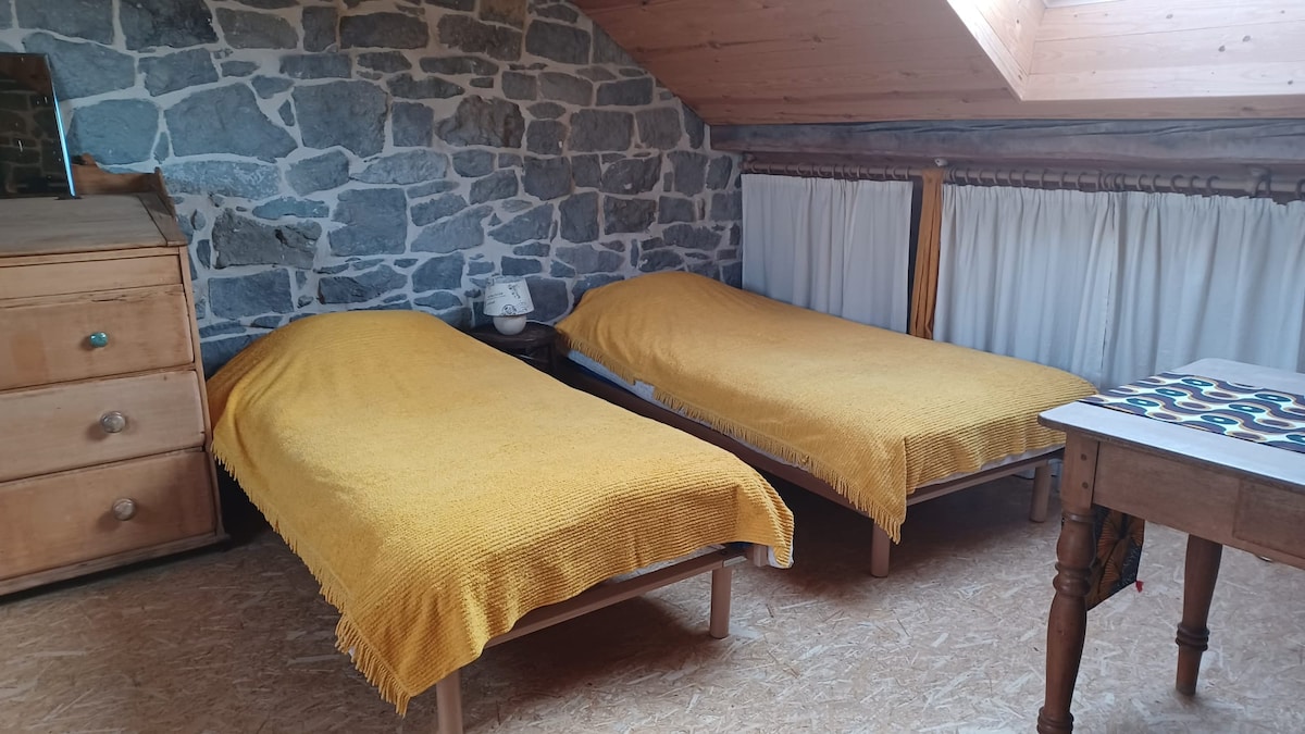 Ანტრესოლი (მე-2 სართული) გადაკეთებულია საძინებლად. 
Მასში არის ორი ერთადგილიანი საწოლი, რომელთა განცალკევებაც ან მიერთებაა შესაძლებელი. Ასევე, არის სავარძელი და სათავსო.