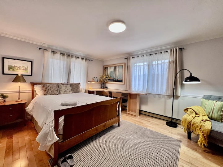 Bright Room With Free Parking - Peterborough, ON, Canada