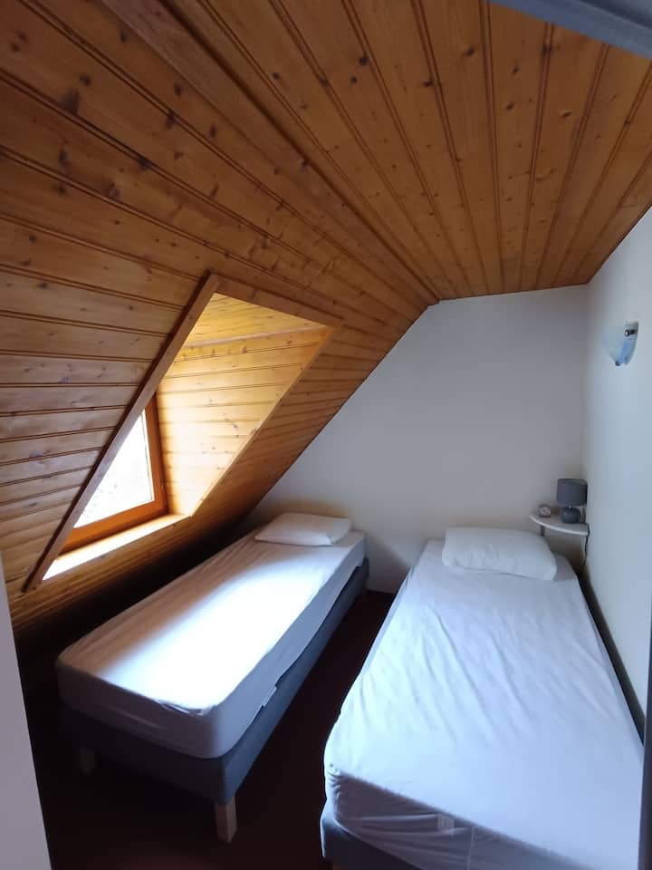 سريران × 90 × 190 سريرًا
+ لحاف ووسائد 