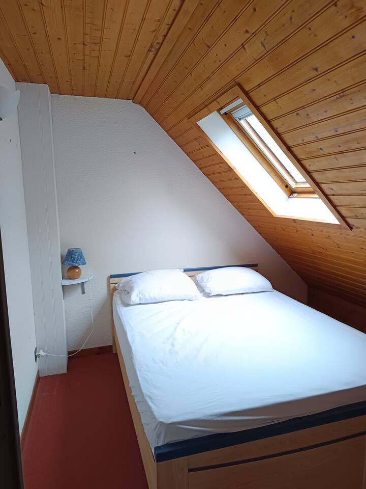 سرير مزدوج 140x190
لحاف + وسائد