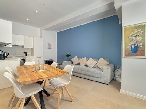 Leistungsstarkes Airbnb: Design Suite 2 Bedrooms + Living Room & Balcony in Linden Mitte