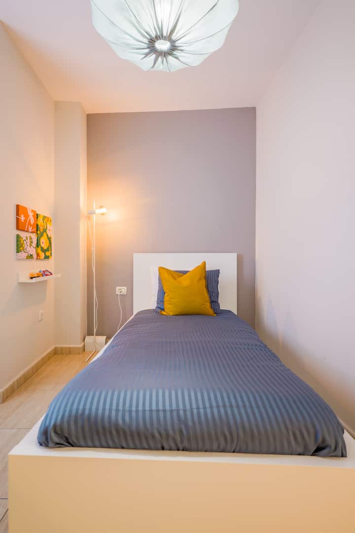 Втора спална соба со единечен кревет и пристап до тераса.