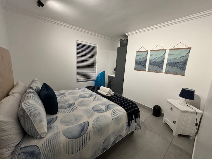 Kitanda aina ya queen size kilicho na kabati