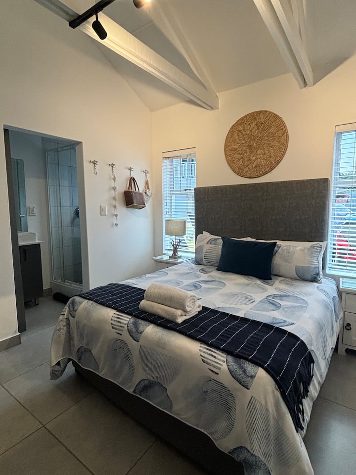 Kitanda cha ukubwa wa malkia kilicho na jengo kwenye makabati. Kwenye chumba chenye bafu, choo na beseni dogo. 