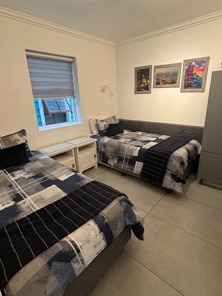 Vitanda viwili vya mtu mmoja 