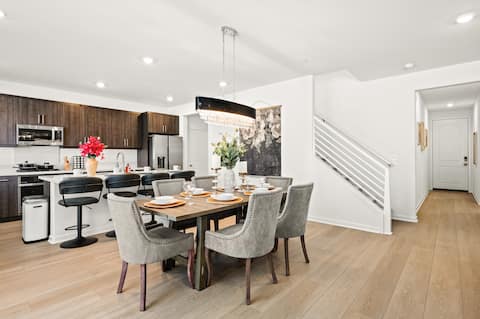 Cozy 5BR House • Near Airport, Colleges & Expo