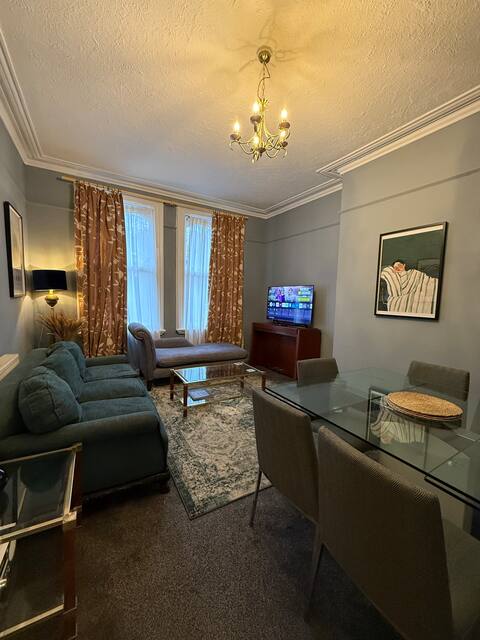 Top performing Airbnb: Victorian Flat. 5BR /3 Bathrooms /free parking in Greenbank
