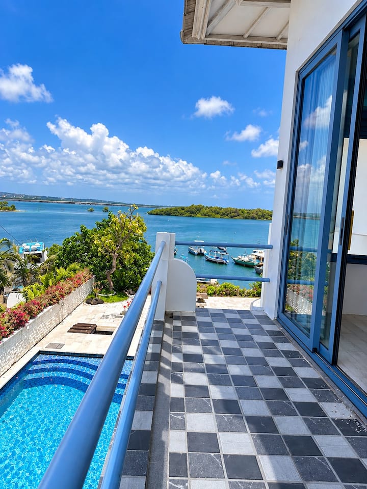 Bedroom 2, upstairs: king bed, air conditioning and en-suite bathroom, with a private balcony and sea view