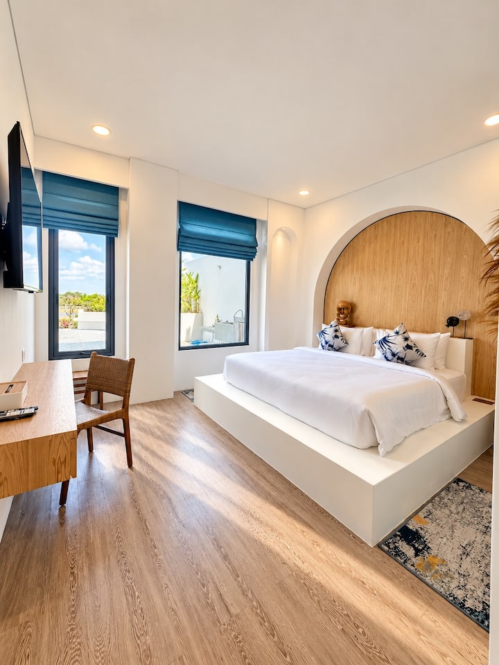 Bedroom 1: king bed, air conditioning and en-suite bathroom, with its own private balcony