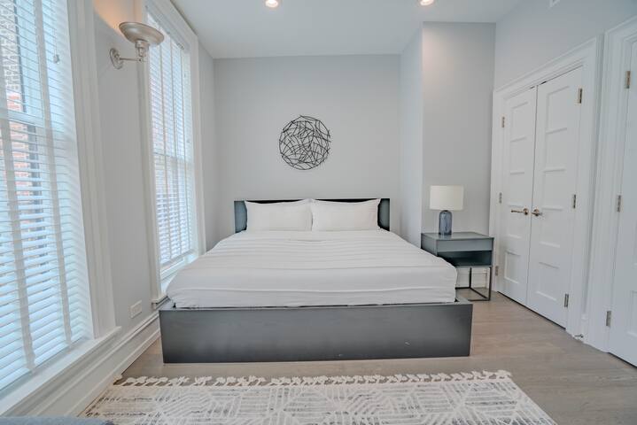 Pristine Gold Coast 3BD|2BA | Free Parking| Beach. gallery image 2