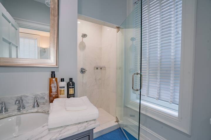 Pristine Gold Coast 3BD|2BA | Free Parking| Beach. gallery image 4