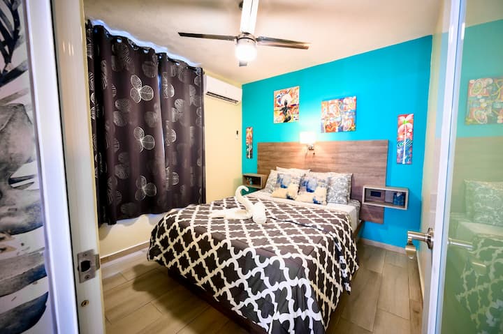 חדר שינה שני עם מזרן קווין ספוג זיכרון, מגבות ברבור, יצירות אמנות מקומיות בהתאמה אישית, שקעי USB, מאוורר תקרה, מזגן