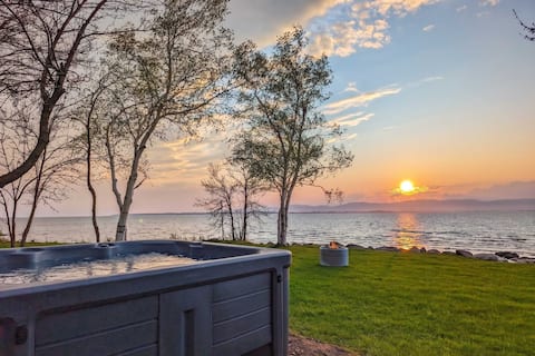 Chalet#2 Waterfront with Spa, Fireplace, Wifi & AC