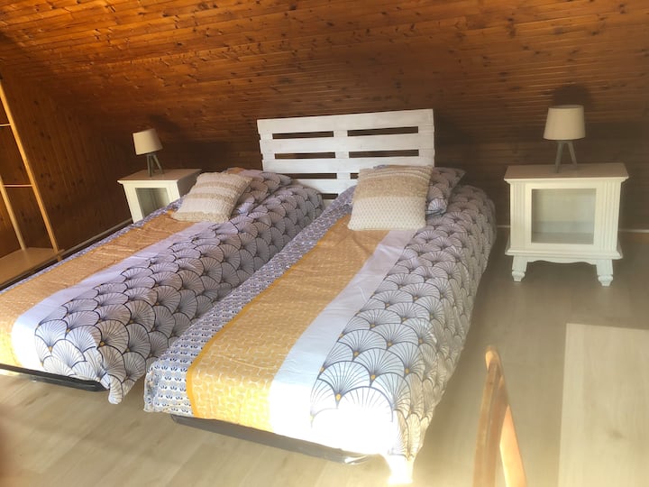 2 camas de 80/190 o 160/190 una al lado de la otra y una tercera de 90/190 junto a la ventana. 

3 almohadas 65/65
3 edredones 140/200

Sábanas y toallas no incluidas 