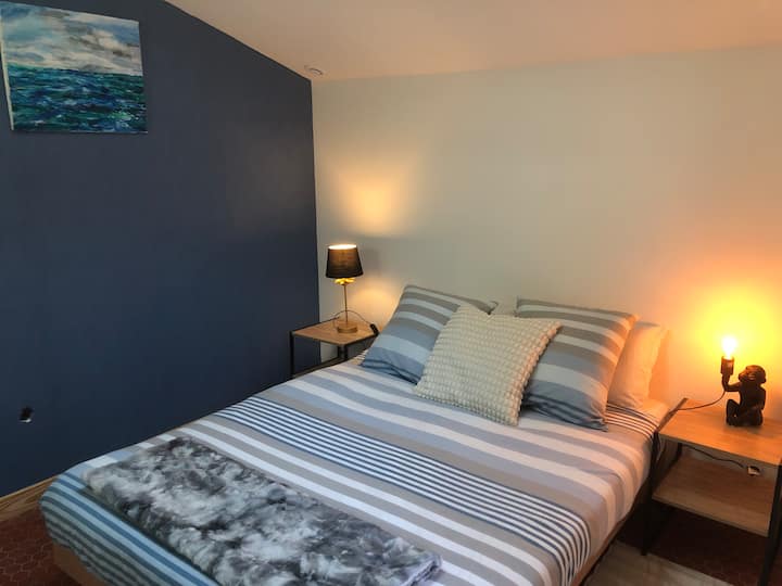 Cama doble 140/190 con 2 almohadas 65/65 y otras 2 50/70. 
Edredón 220/240
Y manta
Ropa de cama no incluida ( paquete de sábanas y toallas con suplemento) 