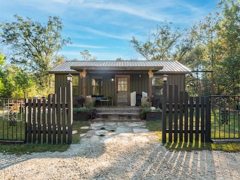 Cabin close to FL Caverns Pool, WI-FI & Hot Tub