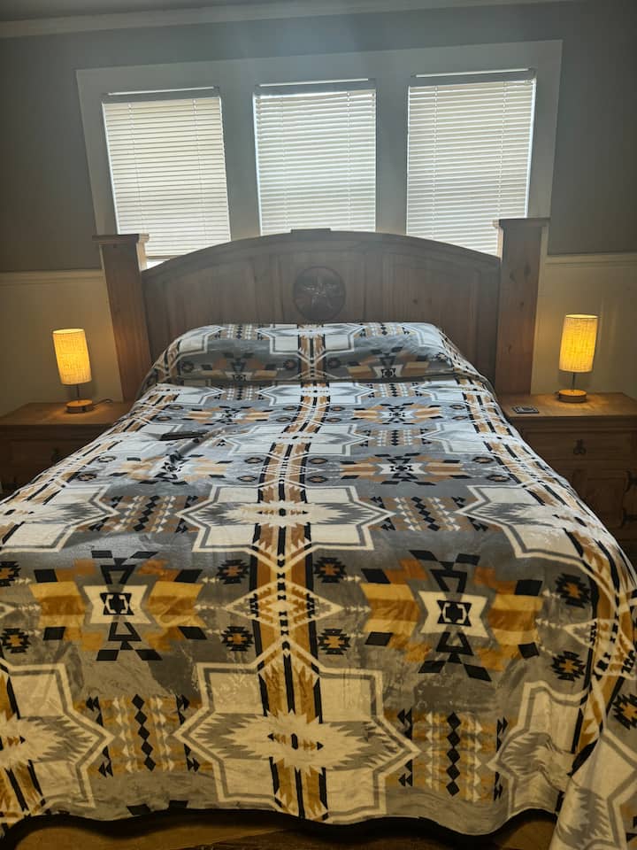 ห้องนอนขนาดใหญ่ที่ผ่อนคลายดีมีพื้นที่นั่งเล่น/ฟูกนอนโทรทัศน์ตู้เสื้อผ้าและตู้เสื้อผ้า 