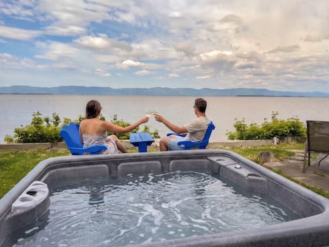 Chalet Studio #5 Waterfront, Spa, Fireplace & Wifi